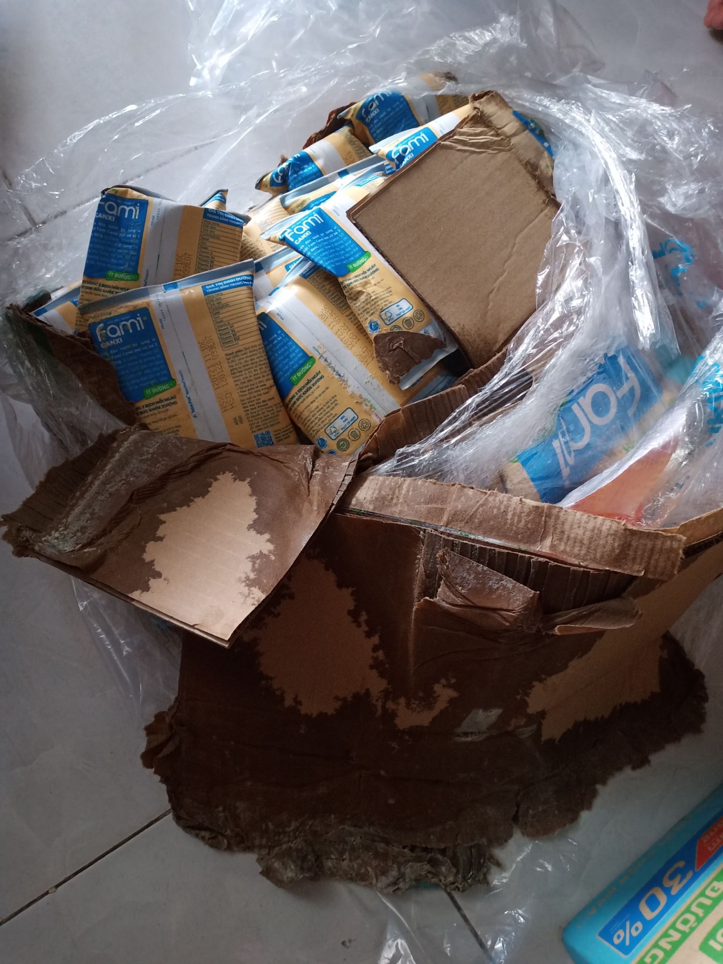 rất tệ, mình đặt ở tiki nhiều lần r, lần đầu thấy đơn hàng sữa tệ thế này. đặt 2 thùng thì giao 1 thùng nguyên, thùng còn lại thì để trong túi nilong, sữa bể đổ ra ngoài mùi hôi kinh dị. tiki đã đến nhận lại phần hàng lỗi r, hy vọng đc nhận lại sp đàng hoàng hơn.