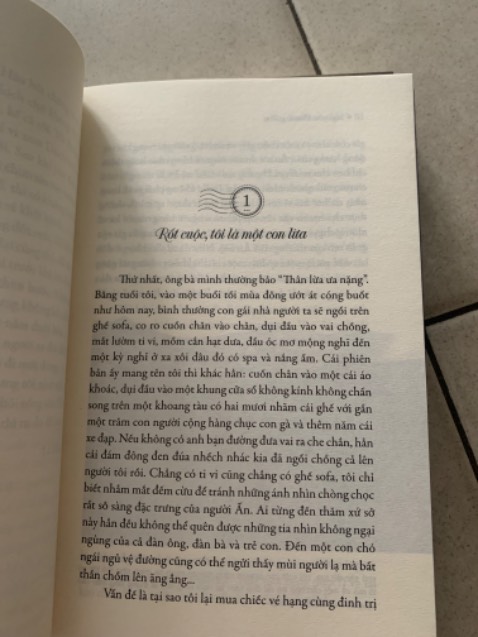 Bao bì đẹp, chất lượng giấy đẹp (mình chỉ buồn là không tặng bookmark🥲). Nghe review về cuồn này nhiều rồi nên mới quyết định mua về đọc xem sao. Giao hành cực nhanh💯, đóng gói có bao chống sốc cẩn thận nên về tới tay mình sách không bị móp méo gì cả🫶🏻