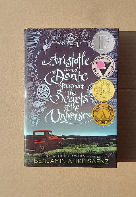 Bên ngoài là miếng áo sách, bên trong là lớp bìa cứng bằng giấy có vân giống vải.
Cốt truyện đơn giản nhưng rất hay và ý nghĩa về tình cảm gia đình, tình bạn và tình yêu.
Từ vựng và ngữ pháp khá đơn giản, có lẽ trình độ A2 là đọc được.
Nói chung là rất hài lòng!