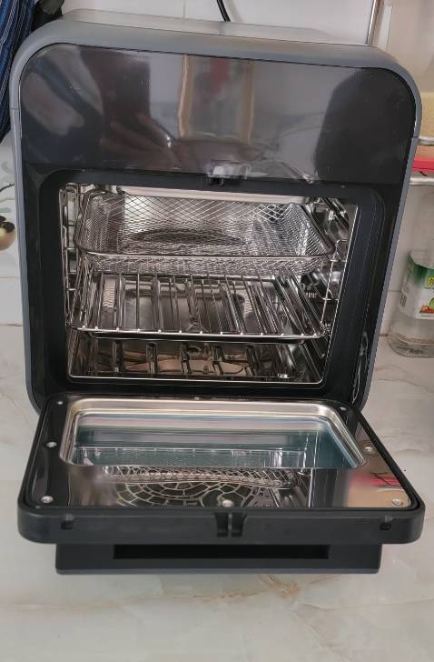 Đóng gói cẩn thận, giao hàng nhiệt tình. Sản phẩm màu sắc sang trọng, sạch sẽ, vỏ bên ngoài chắc chắn, dễ vệ sinh. Một điểm chưa hài lòng là bên trong  không có khay tròn cho mục đích đa dụng và chất liệu của khay đi kèm không có chống dính.