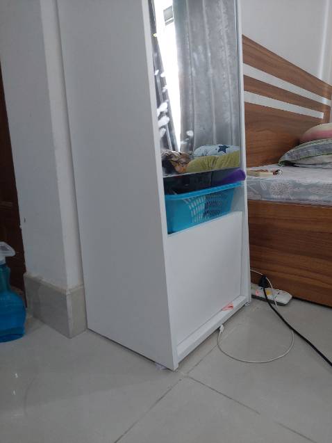 Cửa kiếng mở ra khá nặng, phải bắt ốc vào tường, sản phẩm tạm ổn