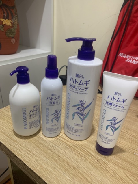 Một combo Hatomugi, không biết còn gì nữa để mua ko, sẽ tiếp tục dùng sản phẩm này. Da láng mịn, mềm, thơm, đặc biệt là vào mùa khô này rất thích.