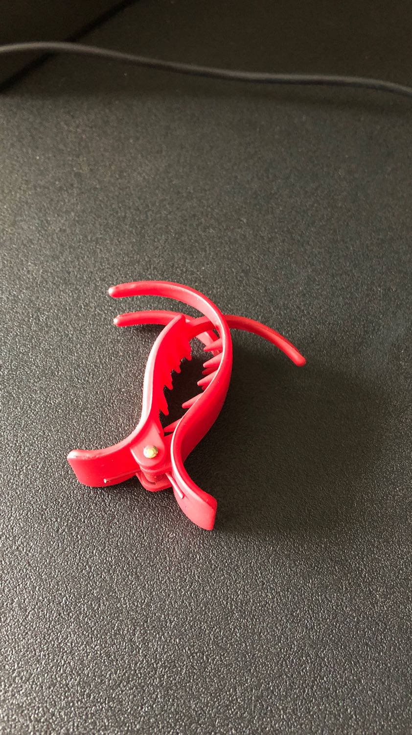 Kẹp chắc chắn; giao hàng đúng hẹn. Mình mua 3 cái đều okay. Nhưng kẹp to hơn nữa thì mới vừa hết tóc mình.