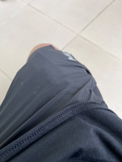 Màu trắng hay đen đều may như nhau, gấu áo vắt sổ quá ngắn, bận vào toàn bị lật ngược như hình Màu trắng hay đen đều may như nhau, gấu áo vắt sổ quá ngắn, bận vào toàn bị lật ngược như hình