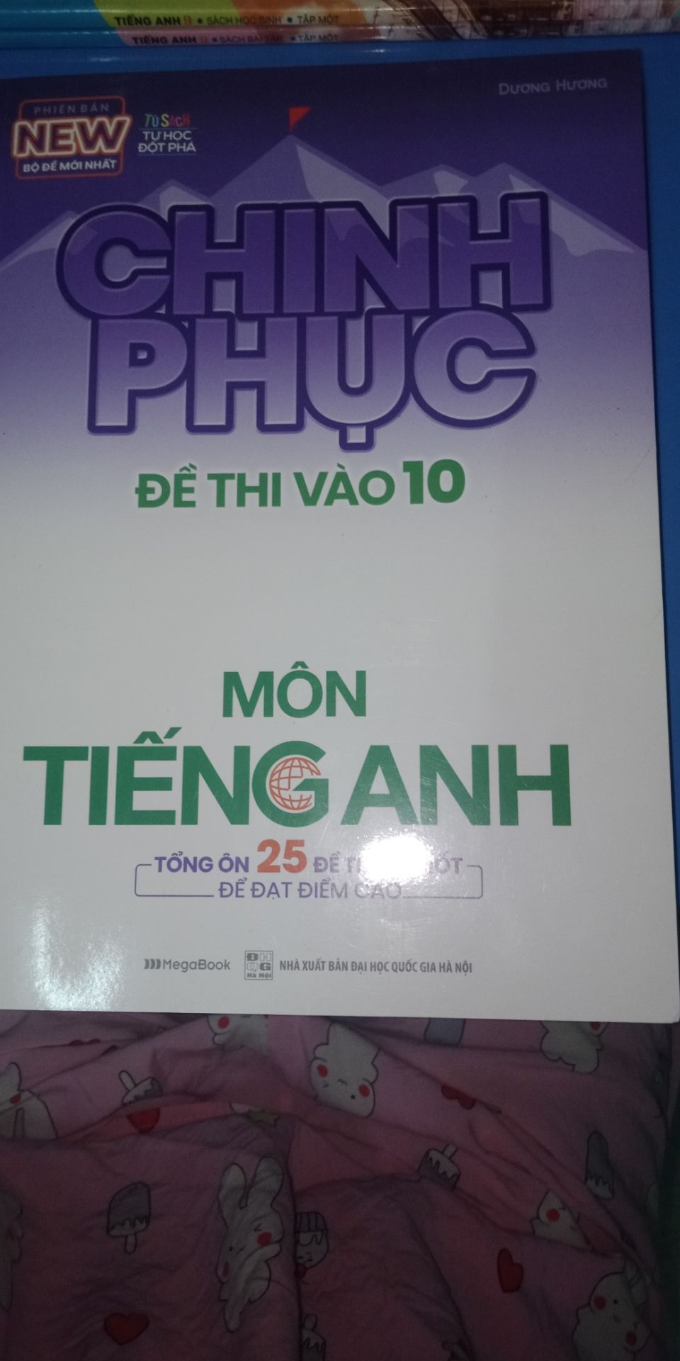 quển sách có hơi bị chầy xước 1 chút nhưng bên trong vẫn rất ổn.Shop giao hàng nhanh và giá cx khá là hợp lí. Nội dung của sách khá là hay