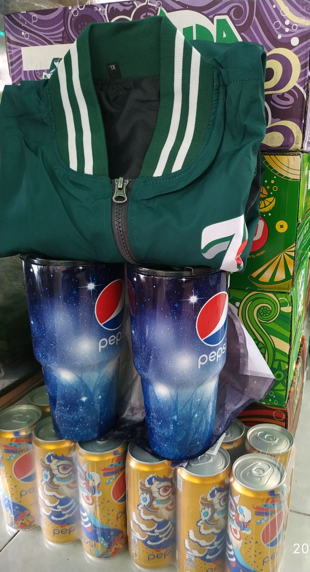 sp này uống cũng ok nè, pepsi xá sj nhiều rồi đổi vị cho lạ. cái ly km to đùng luôn, màu đẹp, đc cho ống hút kèm luôn. sp này uống cũng ok nè, pepsi xá sj nhiều rồi đổi vị cho lạ. cái ly km to đùng luôn, màu đẹp, đc cho ống hút kèm luôn.