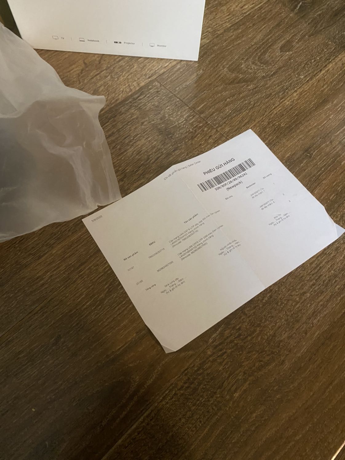 2 sản phẩm hộp # nhâu nhưng trong giống nhau.chất lượng dùng thời gian mới biết