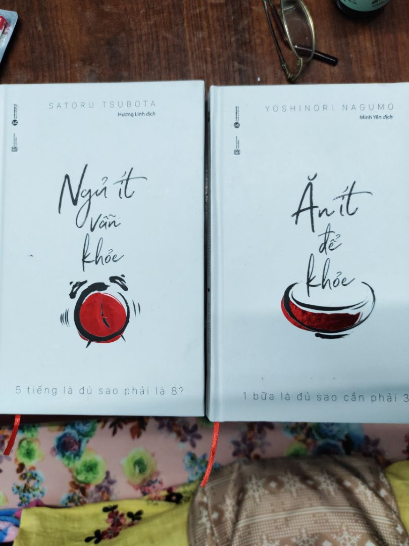 Sách đọc giúp mình hiểu biết nhiều hơn. mình đều đồng ý cả 2 ý tưởng ngày ăn 1 buổi và ngủ 5 tiếng, nó có hiệu quả tốt cho sứa khoẻ nếu thực hành kiên trì.