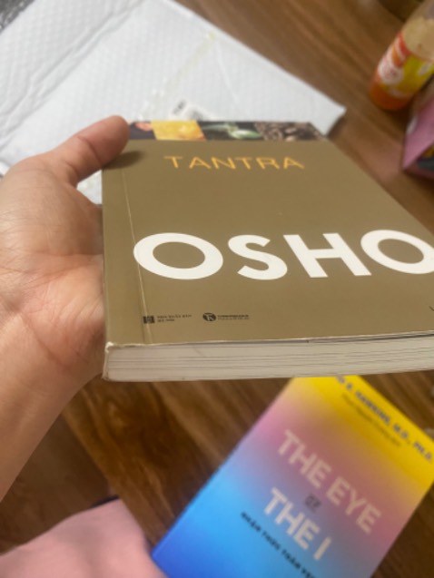 Sách trông rất cũ, như hàng trưng bày ngoài hiệu sách. Mình định mua đi tặng mà ko dám tặng nữa luôn