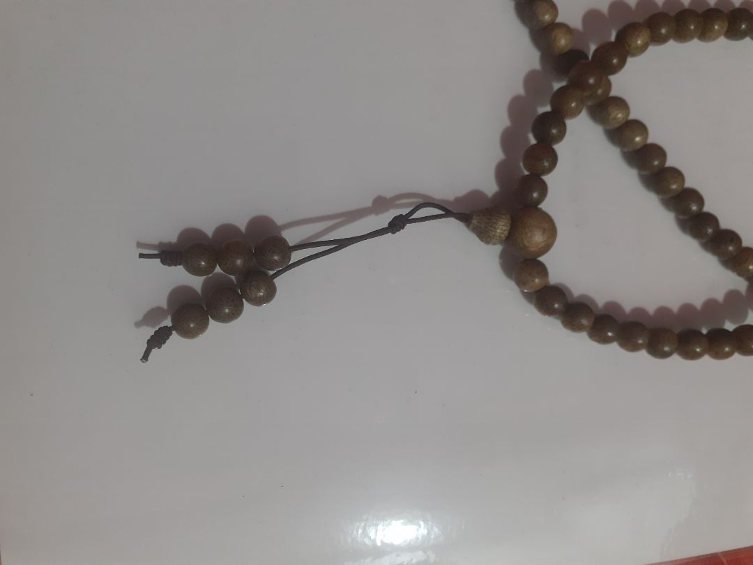 vòng tay thơm, đóng gói tốt, đẹp, nhưng mình thấy thắt dây hơi ẩu chút, nói chung tốt