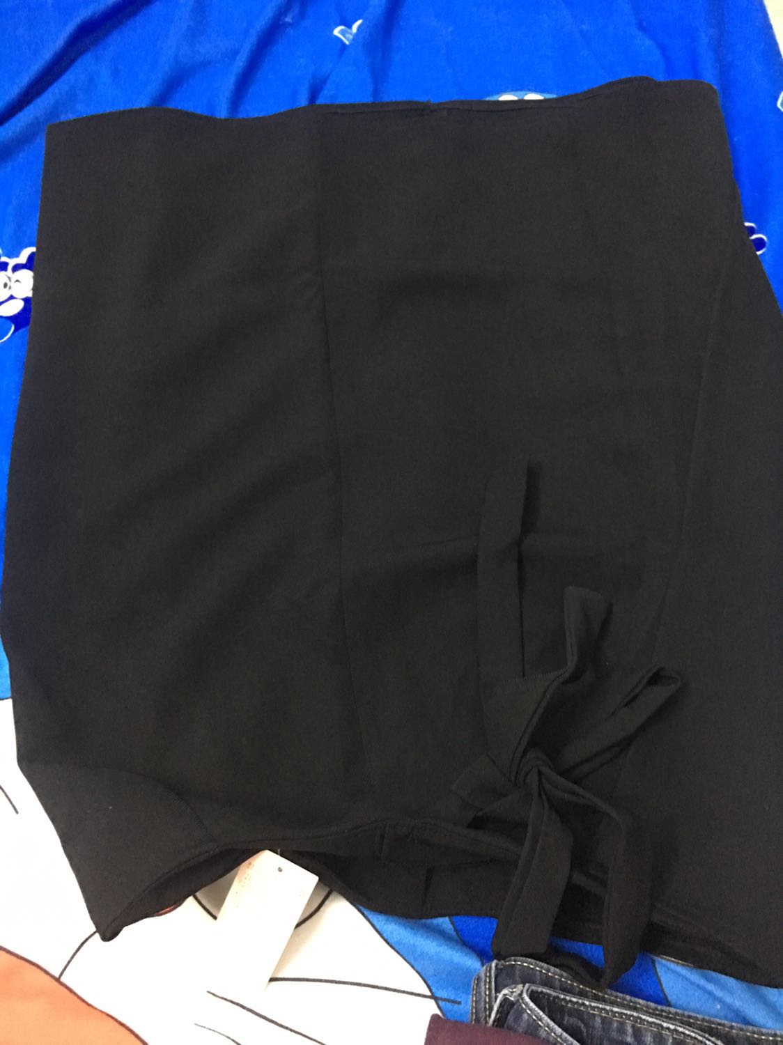 Chất lượng váy ok lắm nha
Vải dày, mặc vừa size, tớ 50kg cao 1.55m mặc vào vừa eo với độ dài vừa qua gối.
Với giá tiền vậy thì mua dc váy này là ok.
Sẽ ủng hộ shop tiếp