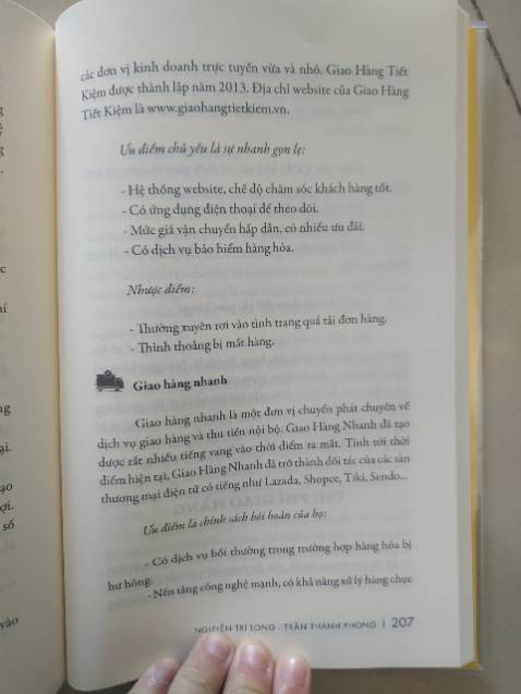 Cuốn sách cung cấp những kinh nghiệp THỰC CHIẾN khi kinh doanh online bằng việc kết hợp những dẫn chứng thuyết phục. Ví dụ như sau khi nhấn mạnh tầm quan trọng của việc giao hàng chiếm hơn 50% mức độ hài lòng của khách hàng, cuốn sách sẽ phân tích những đơn vị giao hàng đang làm tốt trên thị trường. Từ đó người đọc sẽ có cái nhìn tổng quan, giảm thời gian THỬ-SAI khi làm thực tế.