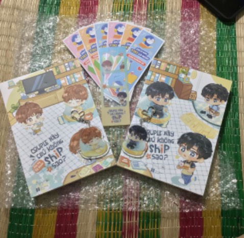 Chưa đọc do thấy mn rì viu hay nên mua dề nma săn hội sách nên siuuuu rẻ luôn. Chưa đọc nma thấy bìa, phototrip với móc khoá siêu cute là thấy ưng r 😍😍😍