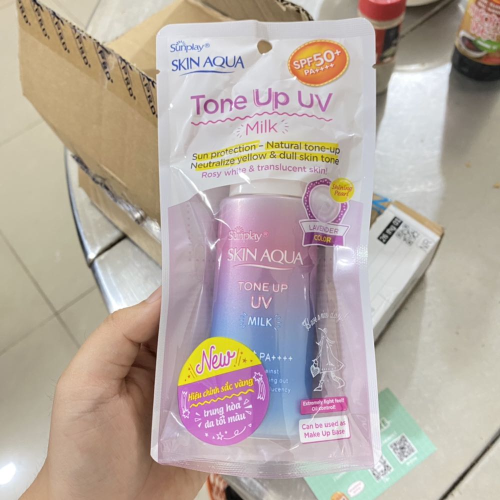 Mua đồ gì liên quan đến sức khoẻ hay công nghệ mình đều lựa chọn Tiki Trading. Yên tâm hơn mua trên ***. Chai này mình dùng đến chai thứ 4-5 gì rồi. Tốt trong tầm giá, nâng tone nhẹ, da hỗn hợp thiên dầu xài dạng sữa này nha các bạn