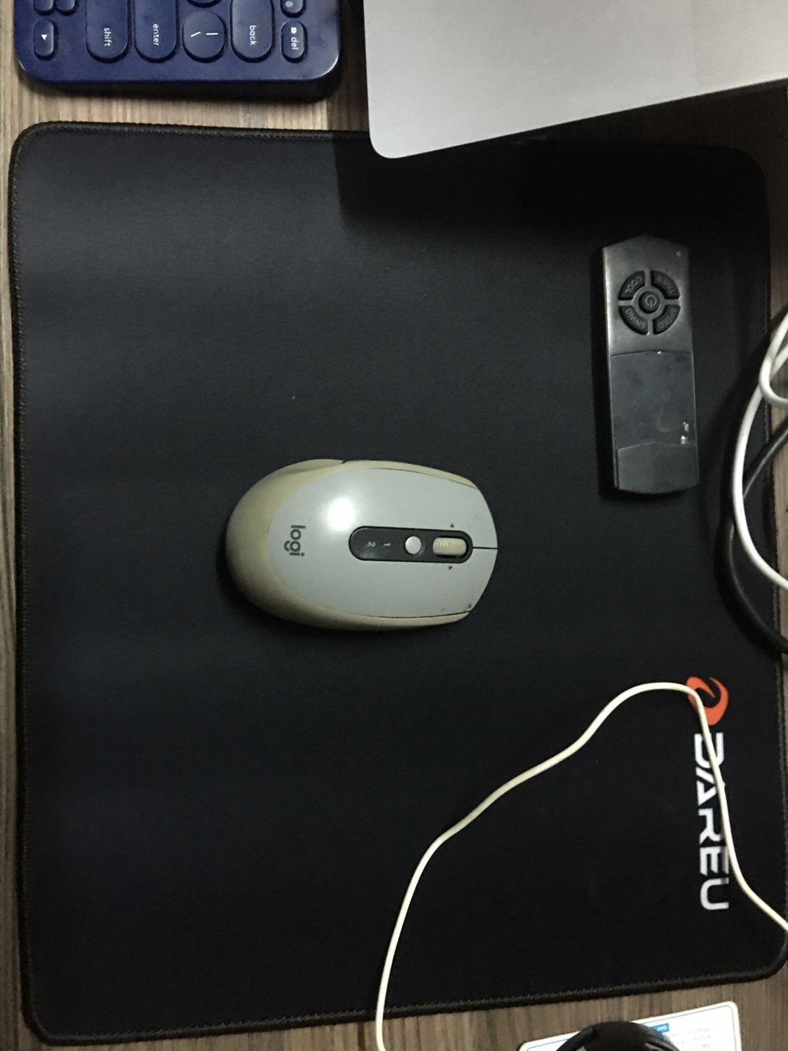 đóng gói chắc chắn, tấm lót chuột khá to, bạn nào không đo diện tích bàn nhiều nên kiếm loại nhỏ hơn