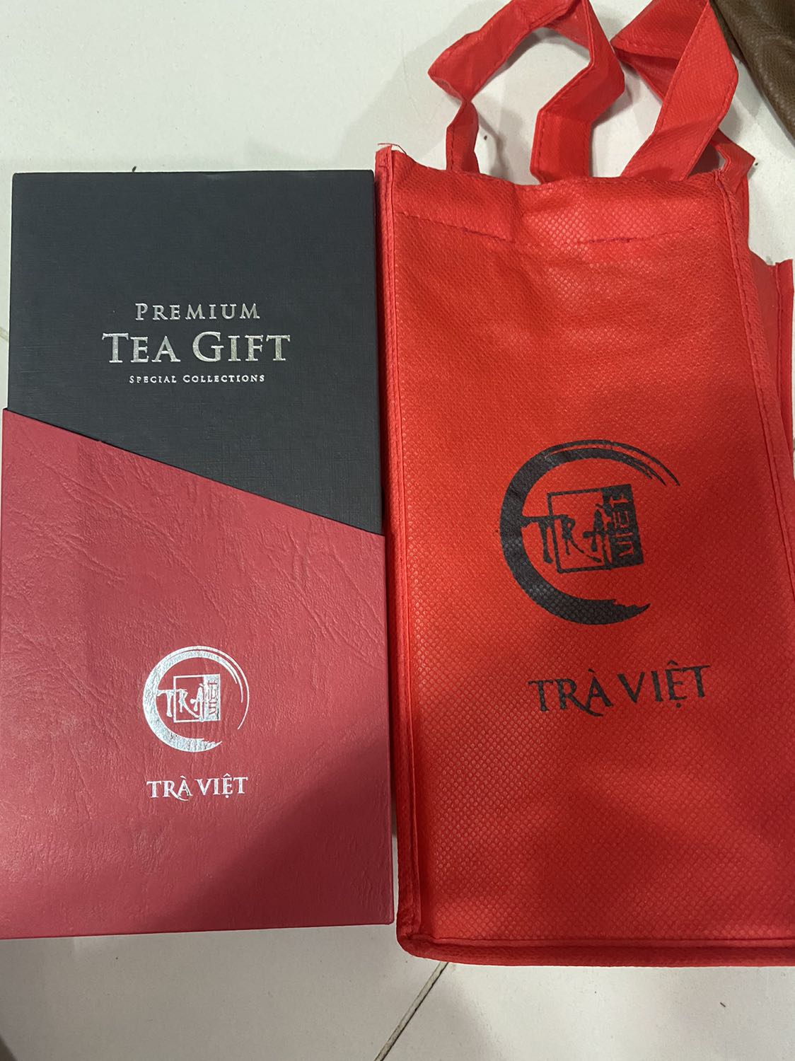 Hộp quà nhỏ gọn và xinh. Tuy nhiên mua cùng với hộp khác được túi giấy, hộp này chỉ được túi vải, nhìn không được sang lắm.

Nhưng nói chung ngoại quan ổn để đem biếu