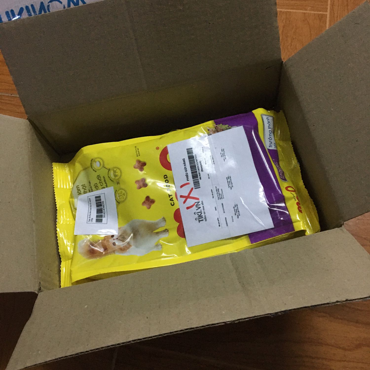 Giao hàng nhanh, mòe nhà em rất thích, có điều 2 đứa mà chỉ một đứa ăn đồ biển thôi ! Khổ vậy cơ! Cơ mà cảm ơn tiki cả 2 đứa đều rất thích cái hộp, hihi Giao hàng nhanh, mòe nhà em rất thích, có điều 2 đứa mà chỉ một đứa ăn đồ biển thôi ! Khổ vậy cơ! Cơ mà cảm ơn tiki cả 2 đứa đều rất thích cái hộp, hihi