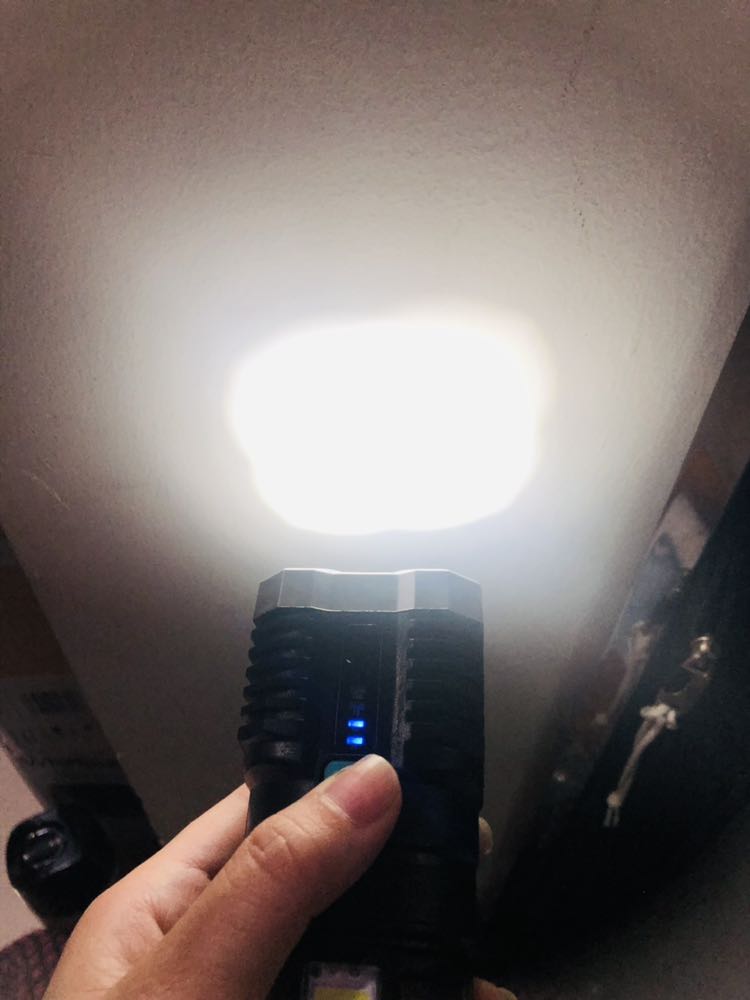 Giao nhanh 2h. Máy to cầm thích nhưng rất nhẹ không hề nặng. Đèn sáng nhiều chế độ. Sạc bằng điện mà không có dây sạc kèm khi bán. Phải lục tìm chui micro usb cắm vào sạc.