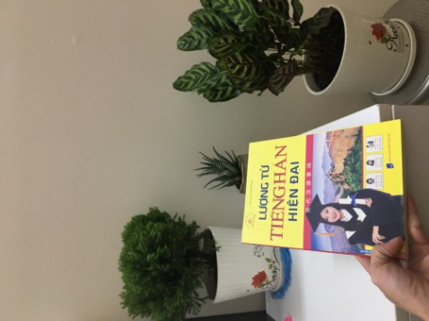 Giao hàng nhanh, chất lượng sách cũng rất ok ( chỉ có điều mùi sách hơi khó ngửi 😅).Nội dung sách thì mình rất thích.Nói chung là rất đang mua