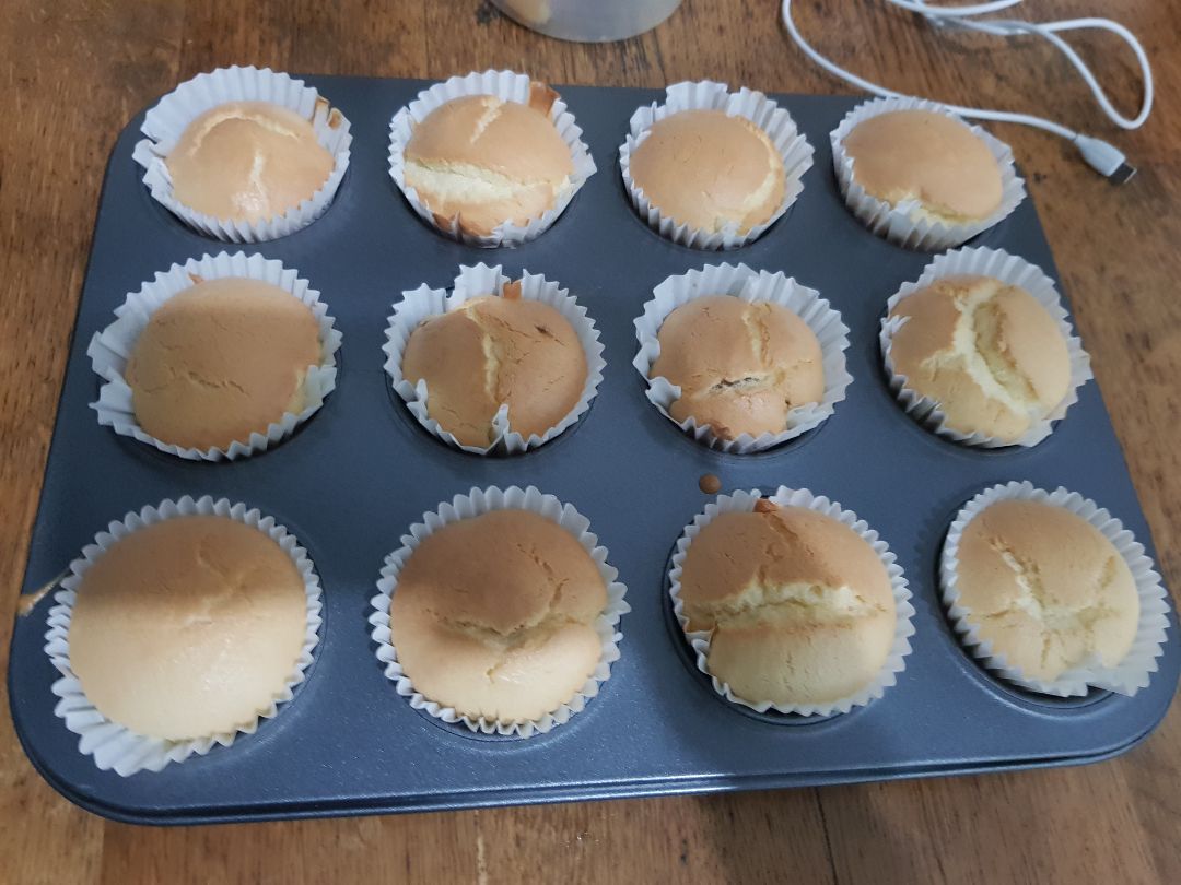 mình lót giấy vô nướng nên cũng hông biết là khay này có chống dính tốt không nữa. mình cảm thấy đối với mình vậy là hài lòng rồi. khay đẹp.