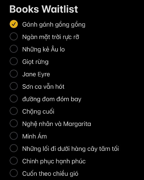 Việt Nam - nơi những người phụ nữ anh hùng.

Gánh gánh gồng gồng 
Gánh sông gánh núi
Gánh củi gánh cành 
Ta chạy cho nhanh 
Về xây nhà bếp
Nấu nồi cơm nếp
Chia ra năm phần…
…Gánh gánh gồng gồng…

Được PGS.TS Trần Thị Thu Hoài gợi mở tìm đọc cuốn sách “Gánh Gánh Gồng Gồng”. cô Hoài nói rằng, đối với cô đây là quyển sách hay nhất. Khi nghe cô nói vậy mình đã rất tò mò. Lại còn vì tên sách rất hay, nhẹ nhàng mà vần nhịp. Mai Khuê đã âm thầm cho vào waitlist...

Tìm mua cuốn sách không hề dễ dàng. Mình mê tít cảm giác lượn lờ rất nhiều hiệu sách đi tìm Gánh Gánh Gồng Gồng. Nhưng không có, đành ngậm ngùi đặt Tiki, không thích mua sách online nhưng phải thừa nhận sách Tiki rất chất lượng.

Đọc rồi để thấy hóa ra có cuộc đời Việt Nam nghị lực và phi thường đến thế. Có thể bạn không biết bà Xuân Phượng nhưng khi nhắc đến một số người bạn tiêu biểu của bà, tôi cá chắc rằng bạn sẽ thấy cuộc đời người phụ nữ này “đỉnh” đến mức nào. Bà thân thiết gọi cụ Trần Đại Nghĩa, cụ Chế Lan Viên là anh, là cô y sĩ đích thân Bác Hồ dặn dò nếu làm tốt thì có thưởng, là người bạn thân thiết của nhiều danh nhân trên thế giới như Joan Baez hay Jane Fonda. Vân vân và vân vân các nhân vật lẫy lừng khác. Nói vậy để bạn mường tượng ra tầm vóc kiêu hãnh của người phụ nữ này.

Cuốn sách là câu trả lời cho câu hỏi, sự lạc quan sẽ đưa ta đi xa đến đâu. Cái gì không làm được, thì vừa khóc vừa làm. Kiên trì, bền bỉ trườn mình qua gai chông để hái quả ngọt là những gì mình học được từ bà Xuân Phượng. Cuốn sách rất phù hợp với phụ nữ, phải sống hiện đại, sống trọn từng giây từng khắc như thế. 

Là hồi ký khiến mình suy tư nhiều nhất năm nay, và sẽ còn đọc lại lần nữa, lần nữa trong tương lai.