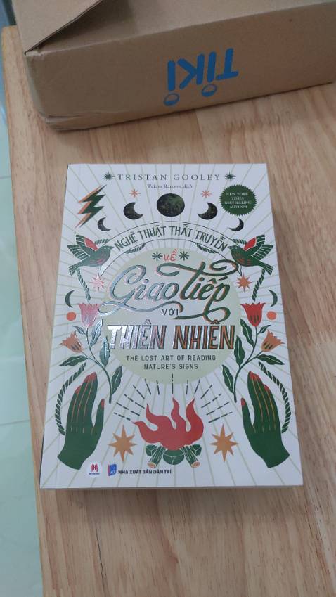 Bìa sách đẹp, bản in rất chỉn chu, không thấy lỗi keo hau lỗi cắt, còn lỗi chính tả thì phải đọc hết mới biết. Cơ bản là ok. Sách dày gần 600 trang nhưng mình rất thích một điều là dù nội dung khá dài nhưng nxb vẫn chọn khổ 13.5x20.5cm, cầm vừa vặn chứ không khó chịu như khổ 16x24cm.