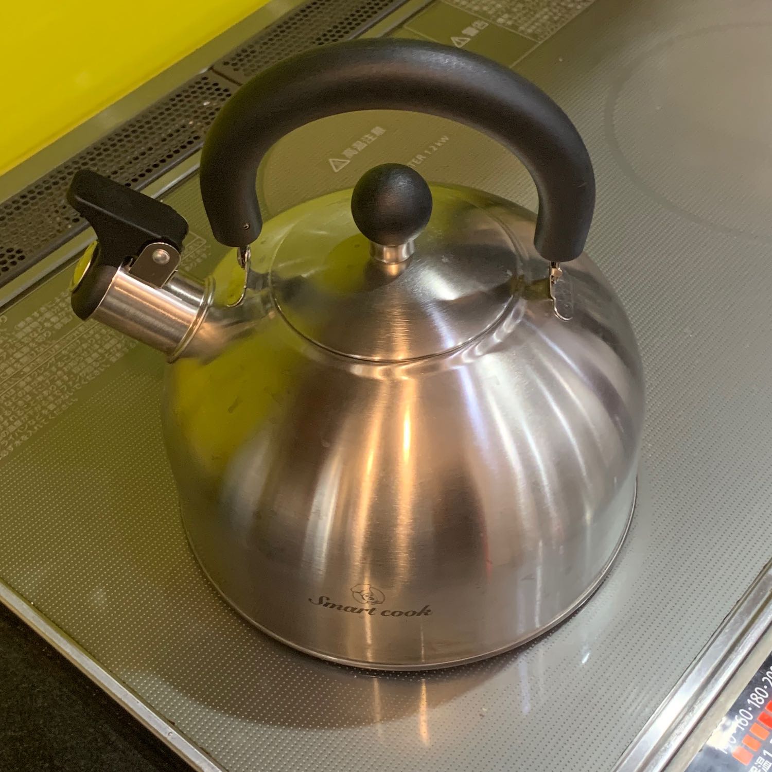 Ấm bé xíu, chắc mình nên chọn cái 4-5l mới đúng. Gia công bình thường, đáy mỏng tang. Đun nước cũng không đc nhanh. Dung tích 2,5l không biết đc tính đến mốc nào, đổ gần đầy ấm thì nước lấp vòi, sôi nước trào hết ra ngoài. Lần sau đun chắc chỉ đổ nửa ấm đun thì đẹp.