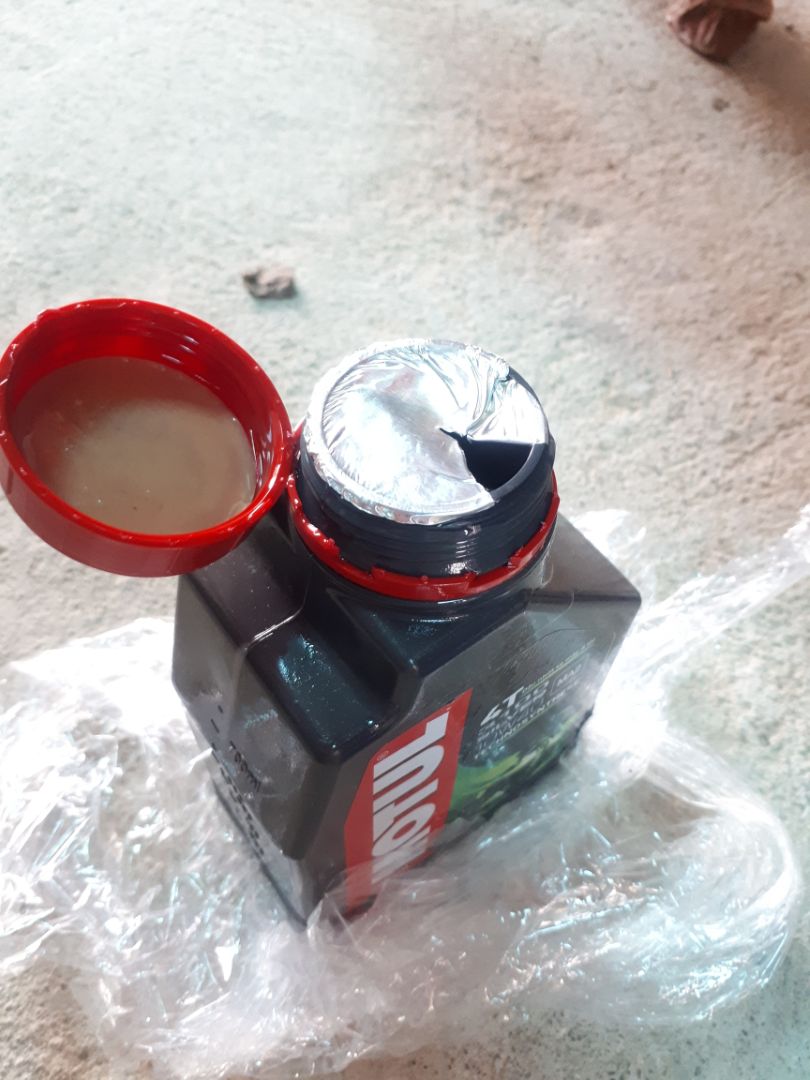 k biết chất lượng nhớt ra sao chứ cầm chai lên thấy nhớt chảy lan ra ngoài chai hết, khui ra thì thấy siêu nó bị đục lổ như vầy rồi. chán!!!
(mình đặt 2 chai thì có chai bị chai k nhé!!)