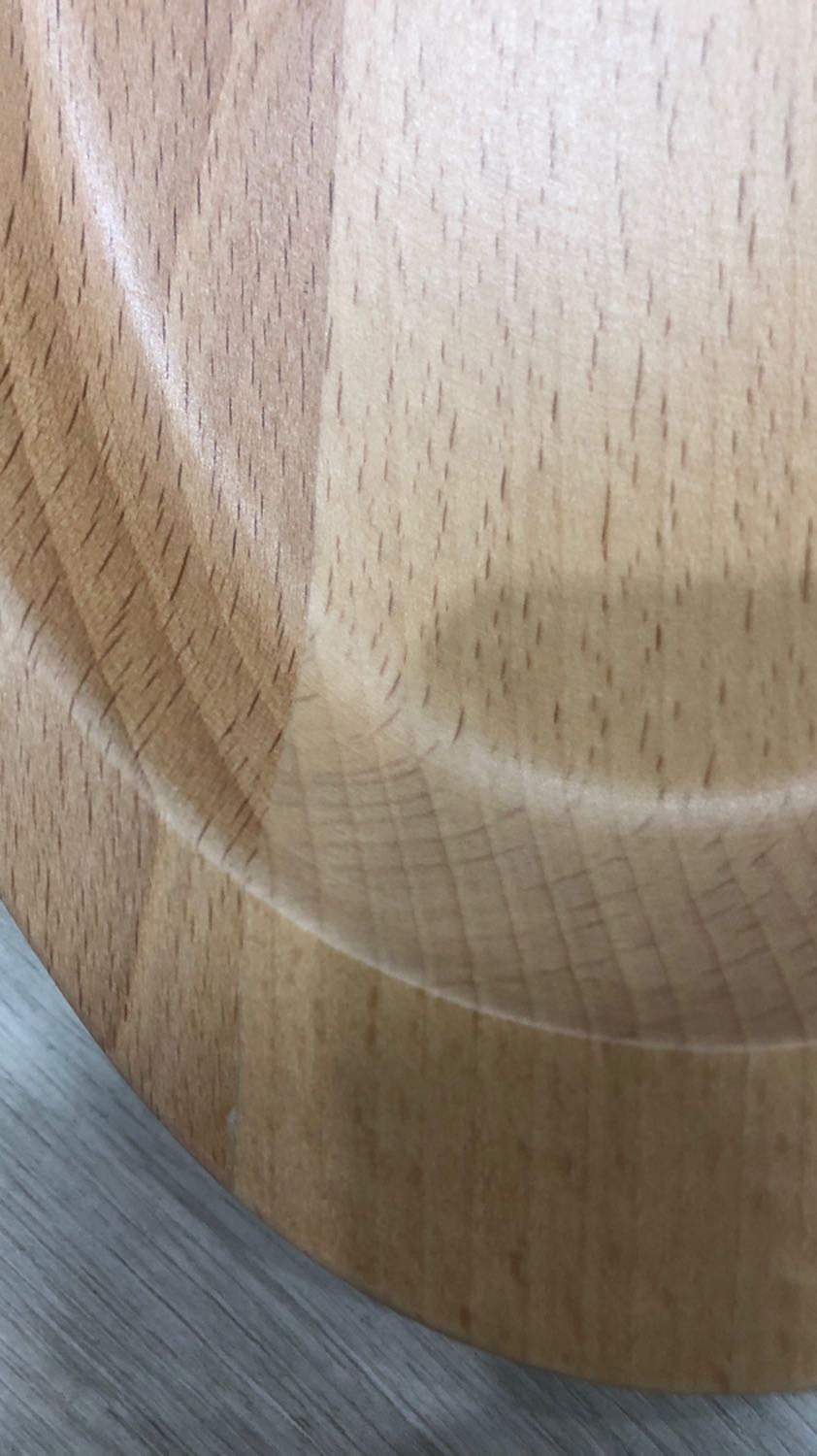 Sản phẩm làm bằng gỗ ghép , không nguyên miếng , nhìn kỹ còn thấy cả đường keo dán !