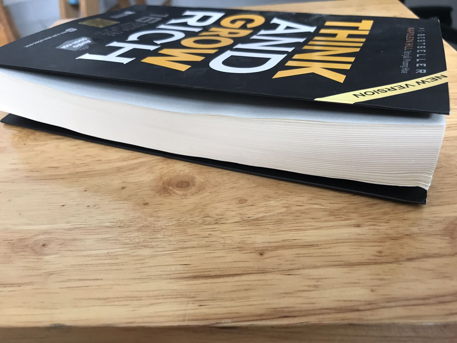 Trước đó mình đã đọc phiên bản 13 nguyên tắc của quyển này. Phiên bản 13 nguyên tắc cũng khá hay nhưng hơi lỗi thời so với thời đại hiện nay. Phiên bản mới này bổ sung thêm 3 nguyên tắc nữa và có hiệu chỉnh nội dung cho phù hợp với bây giờ. Vì vậy về nội dung thì rất hài lòng. Chỉ có góp ý nhỏ về đóng gói của tiki, bỏ sách trong thùng khá rộng nhưng lại ko chèn gì để cố định sách nên dẫn đến sách hơi bị “cong vênh”. Nhưng không sao, vẫn không ảnh hưởng gì đáng kể nên vẫn để 5 sao.