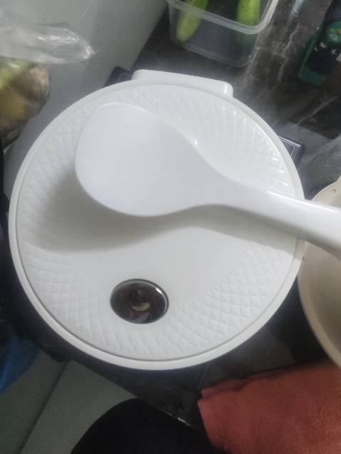 Đã nhận nồi. Đợi lâu mất mí hôm nhưng bõ công nhé. Nồi trắnh phối nút đen tk đơn giản đẹp lắm. Nồi nhìn đáng yêu xịn sò lắm. Lòng nồi bé xíu rất hợp vs đứa có nhu cầu thấp như mình. Nấu 1 bát cơm vẫn ngon luôn. Gạo nở đầu nấu 1 ng ít cơm nhanh lắm. Lòng nồi chống dính dùng siu thích. Chì là ko biết có dễ chầy ko
À có 1 khuyết điểm nhỏ là ko có chỗ gác thìa bới cơm. Nồi bé xíu mà cái thìa bới to chà bá lửa.