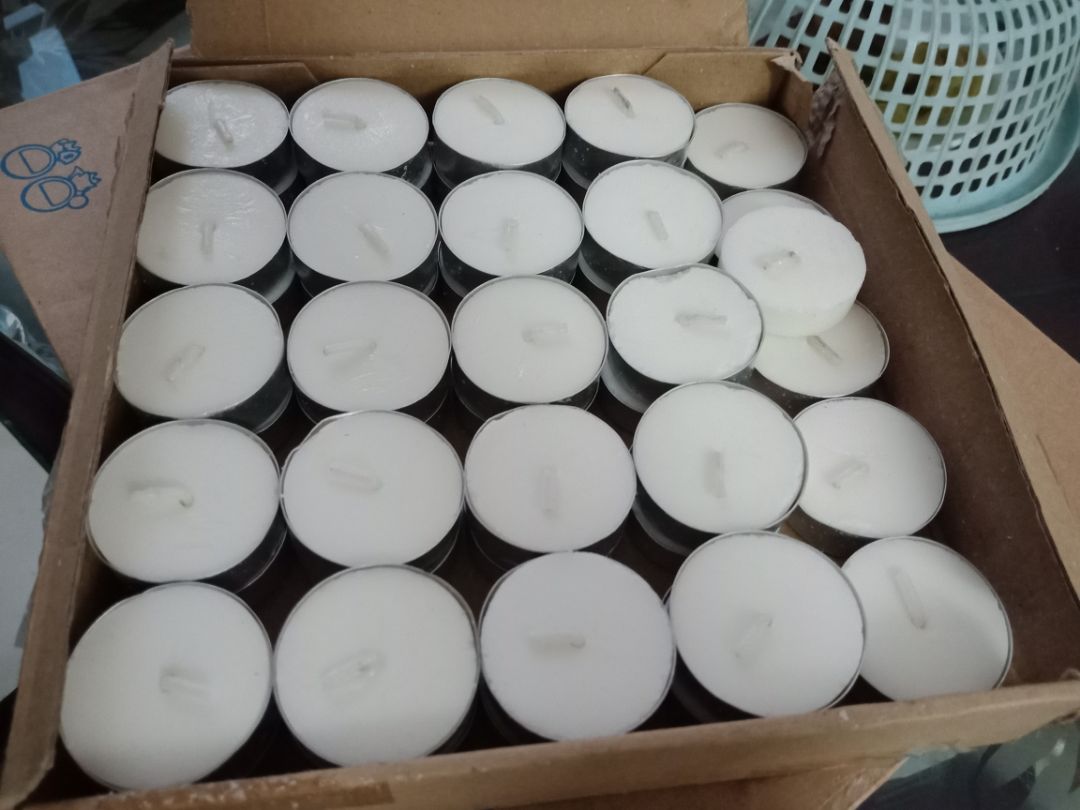 Lần đầu tiên mua hàng ở Tiki mà nhận đc hàng khủng khiếp như v. Mình nhận đc 1 cái hộp nến NÁT BẤY, rách bươm đc dán băng keo cố định lại. Ok mình dễ tính, hộp méo mó tí cũng k sao, dù j mình cũng lấy ra xài. mở ra sấp lại thì phát hiện trg hộp chỉ có 46v, có viên còn trơ trọi ko có bọc kim loại, có viên thì sáp nến bể luôn. Mình ko hiểu sao hộp nến nv mà có thể bán đc cho khách luôn :(