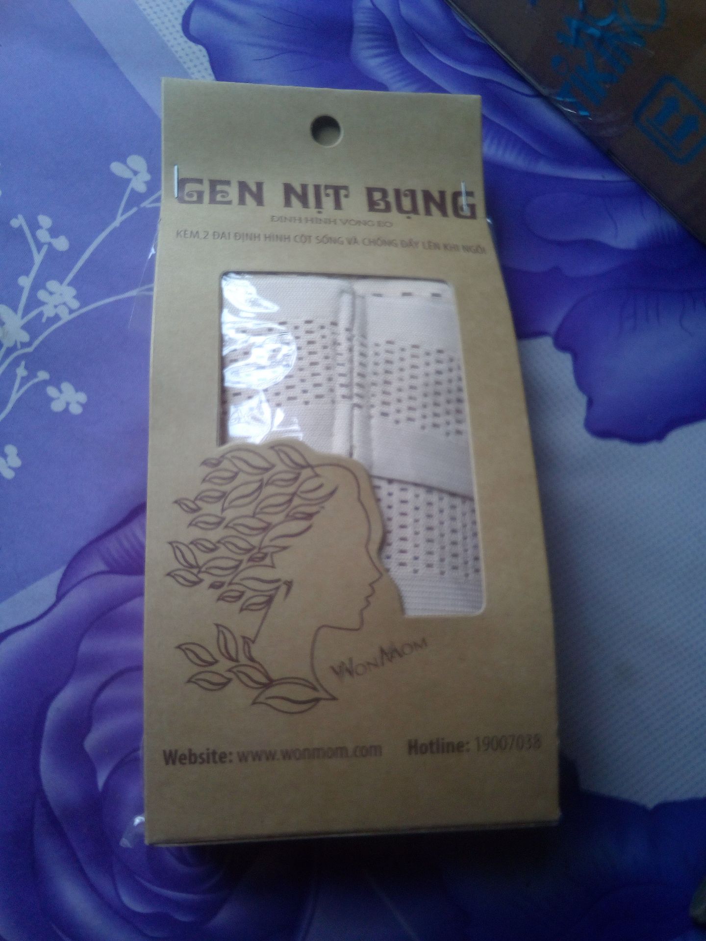 sản phẩm hơn mong đợi, người mình hay đổ mồ hôi mà đai nịt lại có lỗ thoát khí giúp ko bí mồ hôi trên cơ thể. Đai khá mềm mại rất nhiều so vs nhiều loại trên thị trường mà giá lại vừa túi tiền. Thấy mấy bạn bình luận nó
 ko chỉ cách dùng nhưng mặt sau họ có chỉ mà tại các bạn ko để ý thui, hoặc có thể sợt ko hoặc xem youtube ngta hướng dẫn hêt á. Đai này sd kèm kem tan mỡ họặc cao gừng giúp giảm eo nhanh hơn.
