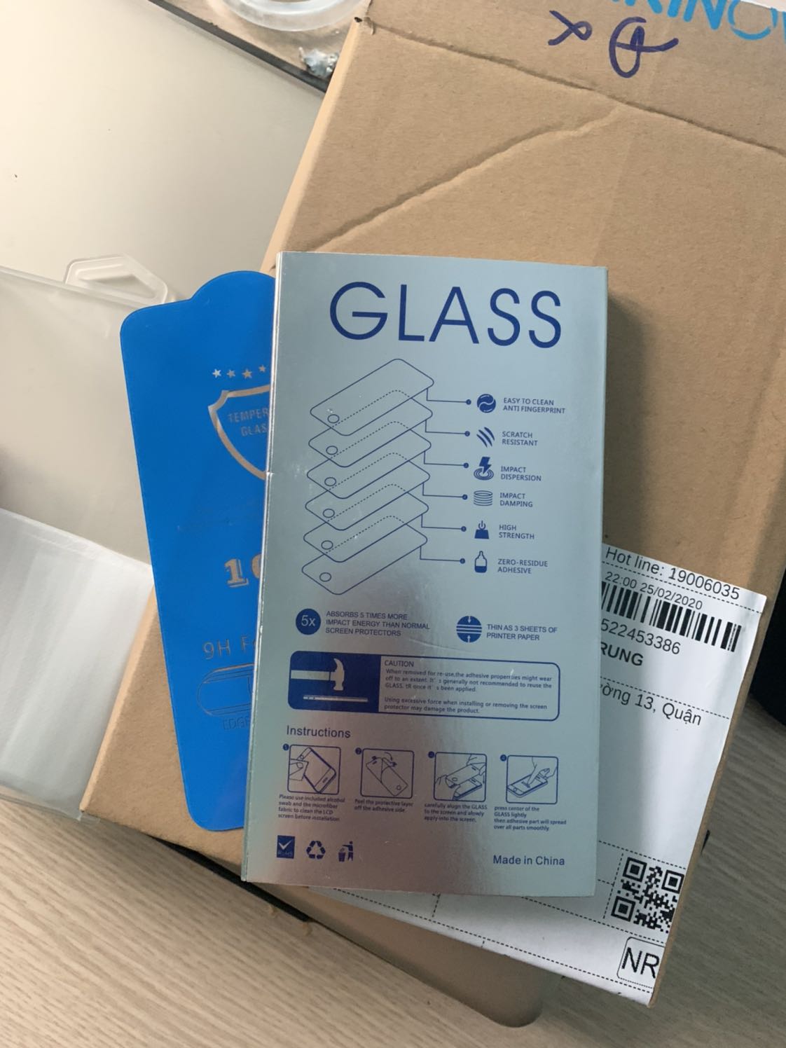 Mình nhận đươc cái kính cường lực ko có nhãn hiệu vmax, tuy rằng vẫn được dán tem màu trắng như hình. Do mình cần gấp và ko có time để đổi trả, bóc ra xài xem thế nào, nhưng chất lượng quá tệ, mới xài đã vỡ. Phải chạy ra tiệm để mua cái khác