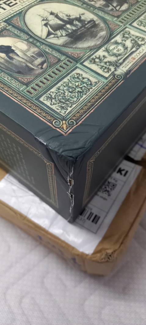 Đóng gói rất sơ sài chỉ có 1 lớp bọc bong bóng mỏng. Vận chuyển sách bị đè móp các góc, trong đó có 2 góc móp nặng khiến 1 cạnh rách hẳn ra. Mình đã đổi trả một lần, trong lần đặt thứ 2 còn dặn đóng gói cẩn thận, nhưng rồi sách nhận vẫn trong tình trạng đóng gói và vận chuyển tương tự. Thậm chí có cảm giác như bị giao lại sản phẩm bị móp trước đó (và lần này nặng hơn) vì kiểu móp và rách cũng tương tự. Chán chẳng thèm đổi nữa nên cho 2 sao