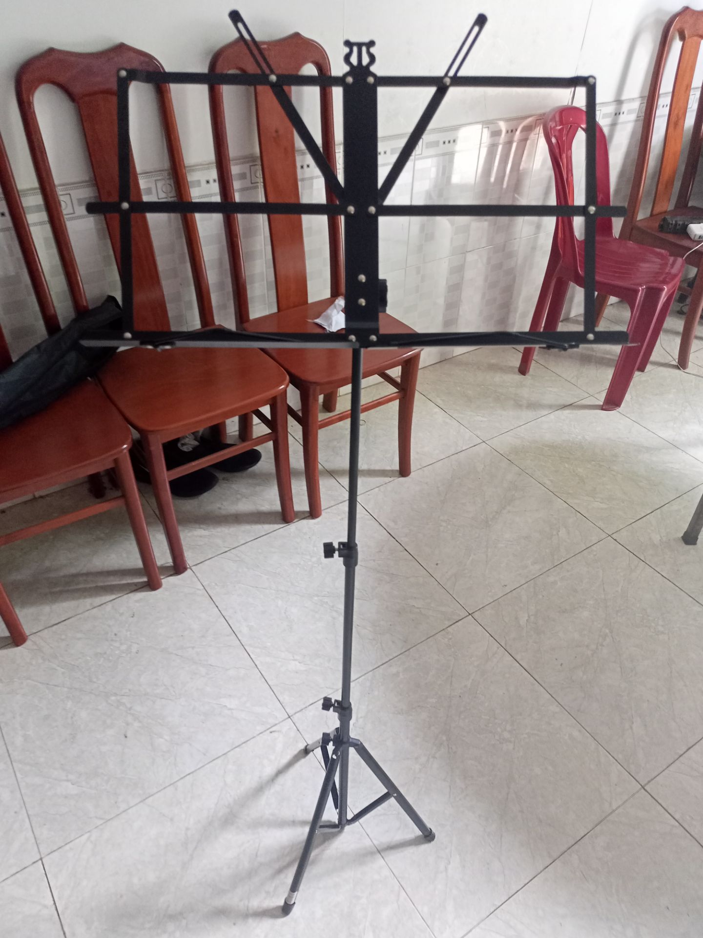 có vỏ đựng nhựa, chất liệu bình thường, ko sang, nói chung là dùng được. Giá cả tốt. Nếu bạn nào chơi violin thì nên cân nhắc vì hơi thấp, cao nhất cỡ 1m3 thui.