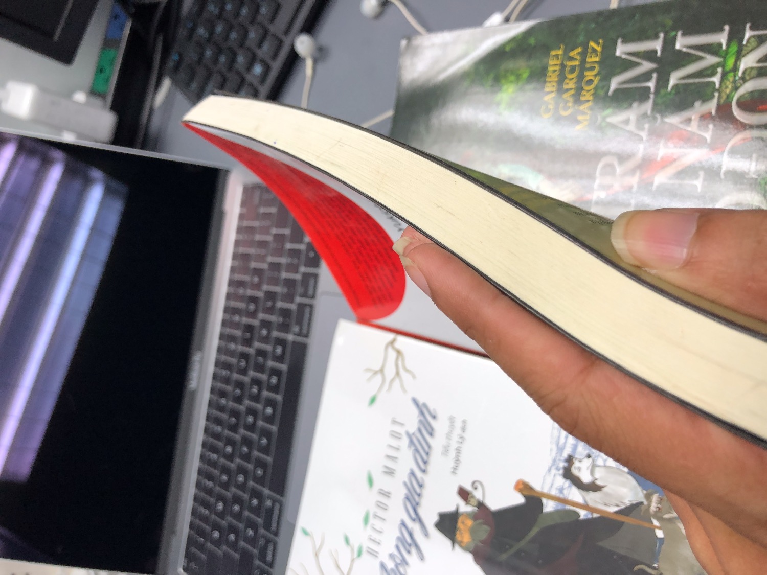 Tôi đặt 3 cuốn, Tiki giao 2h, ok khá nhanh. 
Nhưng 1 cuốn là sách mới còn đóng trong nilon, 1 cuốn Trăm năm cô đơn trông cũ rồi vì thấy sờn ở vỏ, hoặc để trên giá sách 3000 năm rồi.
Còn 1 cuốn nữa là cuốn khuyến học này thì quá tệ, ngoài vạch còn thấy cả vệt bút bi lên đó luôn
Các bạn nhìn trên hình sẽ thấy, tiki làm ăn quá tệ luôn.
Tôi để tiền mua sách mới chứ không phải sách cũ đâu các bạn.