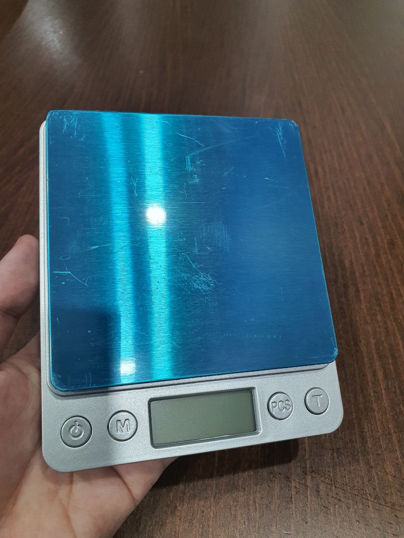 Sản phẩm bị trầy xướng khá nhiều, hộp nhựa bên trong bị rách nhẹ nữa. mình có cân thử vài món thì thấy với cùng 1 món cân nhiều lần thì có khác biệt từ 0.1 đến 0.4g chứ ko giống chính xác. Shop vui lòng cho mình đổi sp khác.
