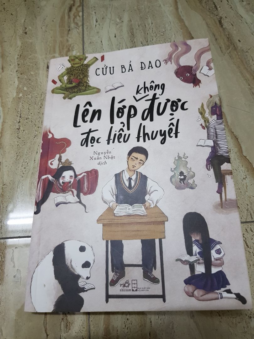 Mua sách vì tên nghe lạ, hài. Mình chưa đọc tác phẩm nào của Cửu Bả Đao, đây là cuốn đầu tiên. Nội dung xoay quanh Vương Nhất Minh, trợ lý sưu tầm những truyện kinh dị, cảm hứng sáng tác cho chính Cửu Bả Đao. Truyện thuộc loại kinh dị, hài. Các truyện ngắn nội dung bình thường, không quá kinh dị, hơi nhạt. Đọc giải trí bình thường, không quá tệ. Còn chương 3 có bạn chê bẩn, khó đọc. Mình thấy cũng bình thường, không đến nỗi không thể đọc tiếp được vì bẩn. Chắc cũng do cảm nhận của từng người đọc khác nhau.