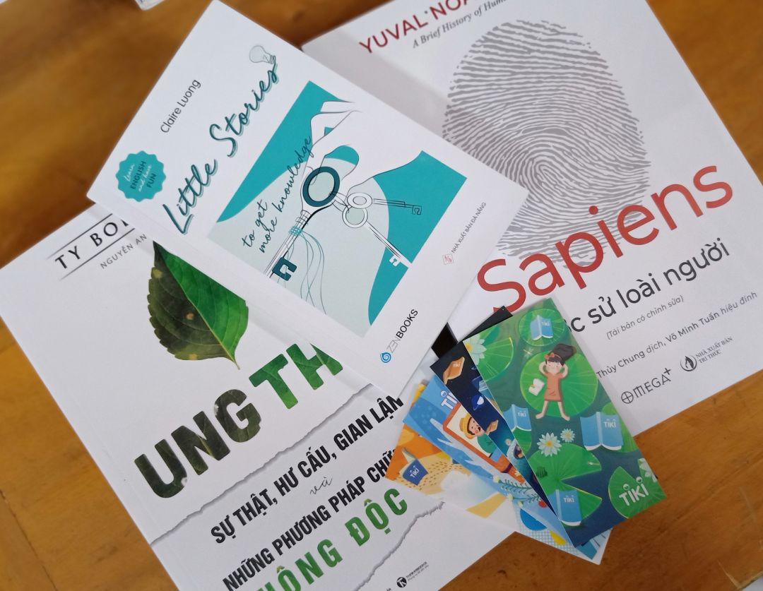 Mình chưa đọc qua quyển này, và cũng chưa bóc bao phía bên ngoài nên về nội dung mình chưa thể đánh giá.
Sách dày, cầm nặng tay, Tiki giao hàng rất nhanh, đóng gói sản phẩm chất lượng, không có boong tróc gì. Mình mua 3 sản phẩm nên được tặng kèm 4 bookmarks.
Many thanks!!!