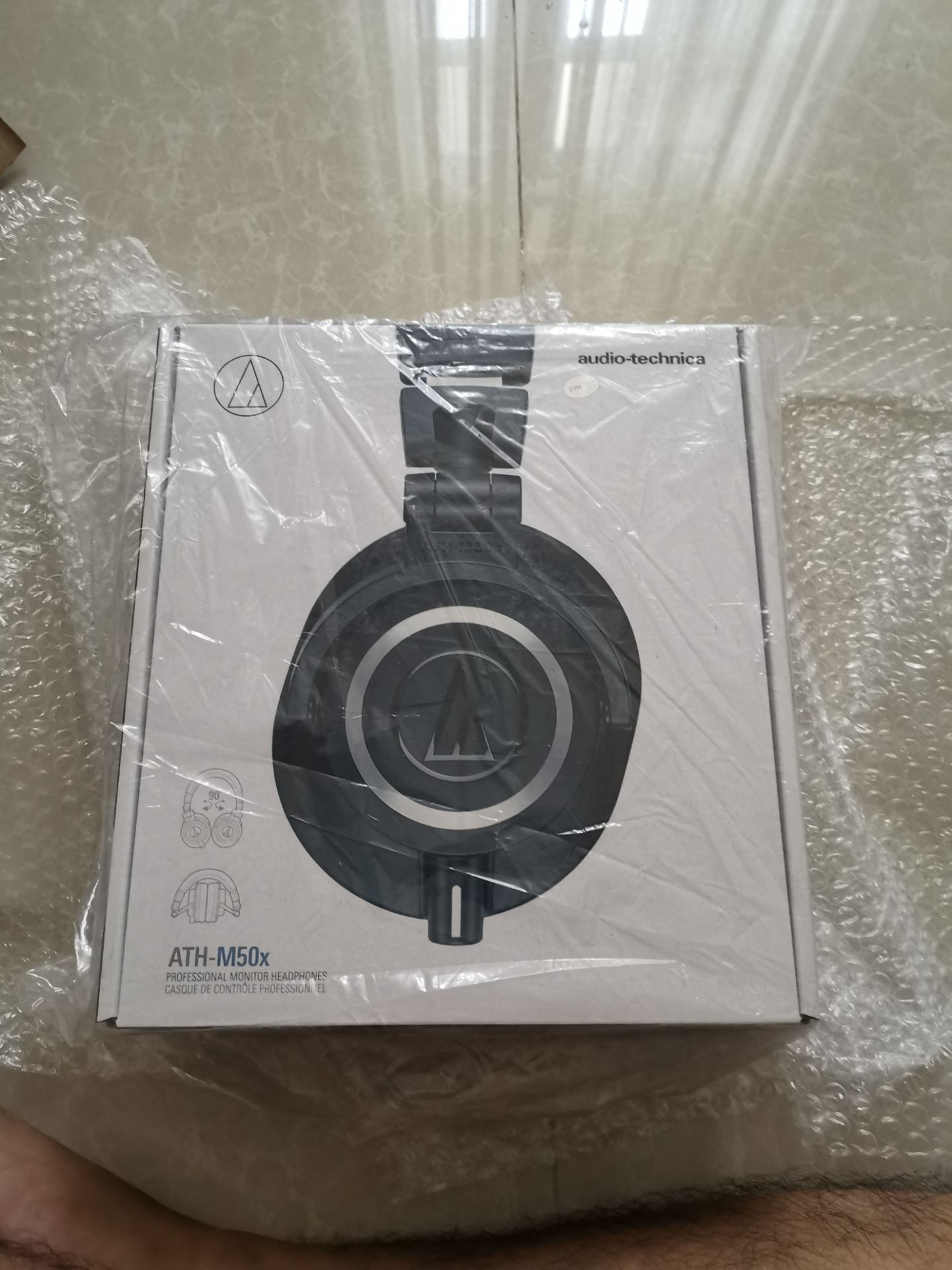 Tiki đóng gói cực chắc chắn. Hộp đầy đủ phụ kiện, mới tinh. Headphones chụp tai nên cách âm tốt, đeo lâu ko có cảm giác đau tai. Chất âm thì hài lòng so với giá thành.