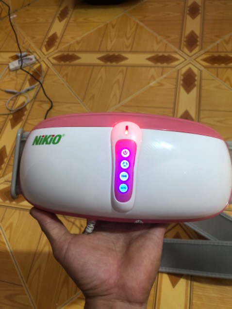 giao nhanh,nhìn bề ngoài gia công bình thường ,nút bấm êm dễ nhìn dễ sử dụng ,rung 4 chế độ và khá mạnh ,chế độ auto khá tiện,đèn led chớp nháy đỏ chờ và xanh sẵn sàng khá hay.độ ồn chấp nhận dc.dây của adapter 12v cũng dài và chưa đủ chắc chắn ,đây cũng là nhược điểm của máy do không tiện di chuyển vì sử dụng cục nguồn câp .thông số ghi trên đai là 27w mà cục nguồn có 12v 2A tính ra cục nguồn có 24w 🙄.gì z chời.