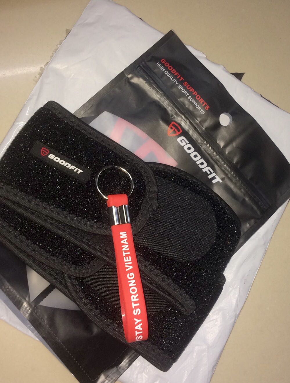 Giao hàng trước dự kiến 
Đóng gói cẩn thận
Sản phẩm đúng với miêu tả( nhưng có một bên cắt bị lỗi )