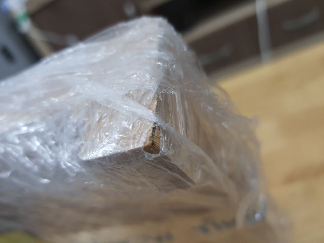 Đóng gói sơ xài, không cẩn thận, hàng bị hờ mép, góc sản phẩm bị trầy xước. Đề nghị đổi sản phẩm khác.