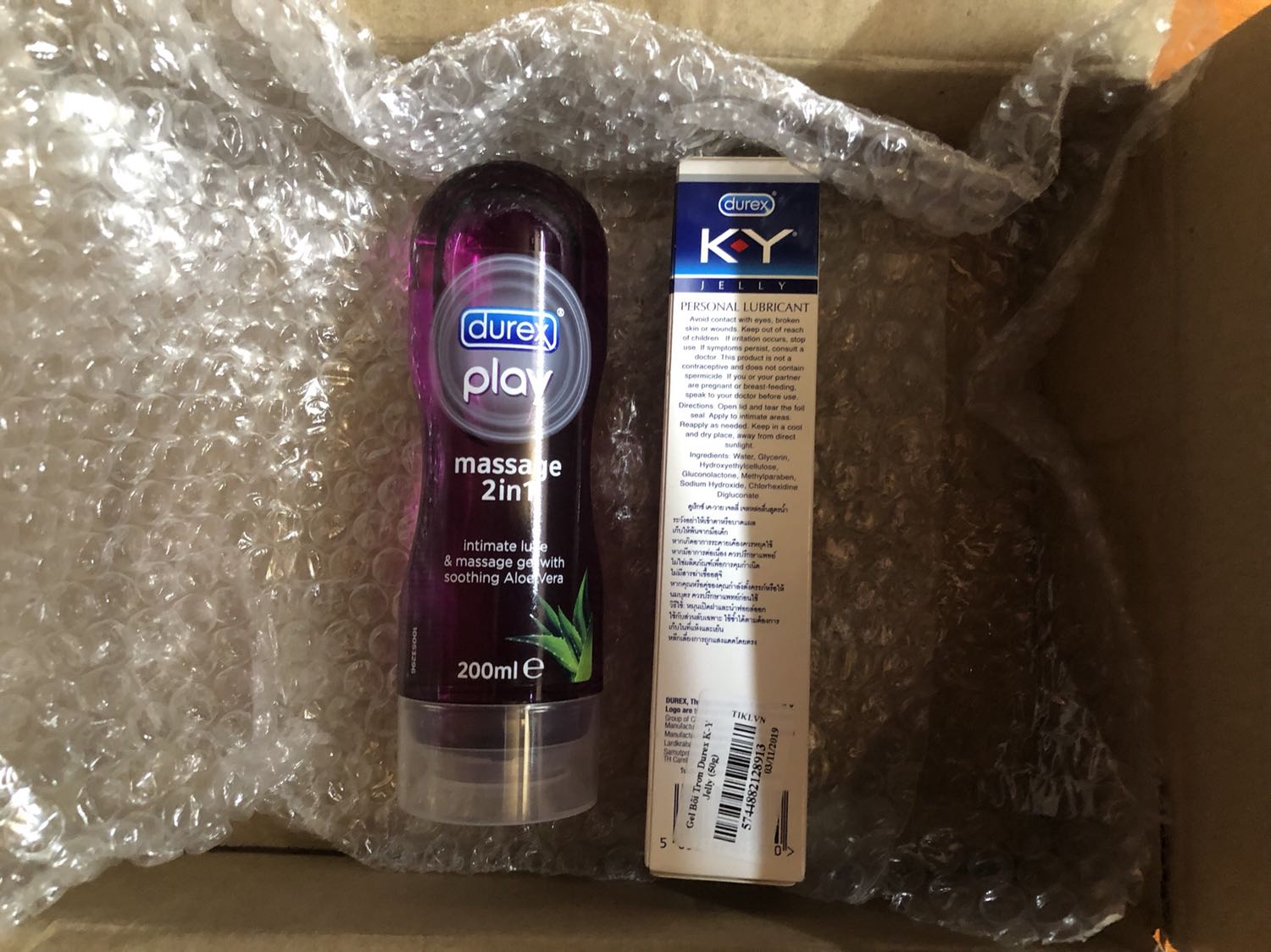 Tôi rất hài lòng về Tiki lên đơn hàng nhanh chóng, đóng hộp ko ghi tên sản phẩm chỉ ghi tên người nhận, địa chỉ nhận nhàm giúp người mua yên tâm kín đáo tế nhị... Tiki còn cẩn thận đóng gói thêm màng xốp hơi để sản phẩm không bị xốc mạnh khi vận chuyển. Tôi đã từng mua nhiều sản phẩm của Tiki phân phối đều rất hài lòng, không có vấn đề gì. Còn về k có tem nghiêm phong chai gel bôi trơn vì mình có lên các siêu thị, nhà thuốc... có bán chai gel bôi trơn Durex đều chỉ có miếng dán keo như hình này có nắp chai Durex thôi. Mọi người không phải lo lắng nhiều. Tôi mua đúng dịp Tiki khuyến mãi giảm giá ngày hội sinh nhật 9 tuổi của Tiki. Lần sau tôi nhất định mua thêm bên Tiki. Cảm ơn Tiki đã hỗ trợ và giao hàng nhanh...