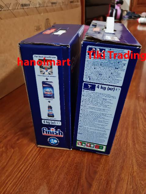 Năm 2020 có mua 1 hộp do Tiki Trading bán. Nay mua sản của hanoimart. Vẫn giao hàng nhanh nhưng  thấy có 2 sự khác biệt kém hơn (trừ 2 sao) sau:

-  Vỏ hội hanoimart mền ọp ẹp không chắc chắn bằng dù vỏ cũ đã để ra ngoài 1 năm. Hình in bên ngoài ngược nhau. 

-  Muối bên trong hạt nhỏ hơn. Bằng cảm quan nhin không chất lượng bằng. Rất tiếc là muối hộp cũ đã đổ hết vào máy không có hình ảnh để chụp so sánh.

Chi tiết khác biệt xem hình ảnh.