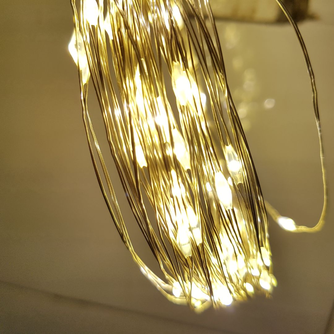 Sản phẩm quá tốt. Có điều khiển từ xa hẹn giờ, chọn luôn sáng hoặc các chế độ nháy, tăng giảm sáng, hẹn giờ quá tiện. Dây nhỏ trang trí không bị lộ, được phủ cách điện màu bạc kẽm, khá tinh tế và đẹp. Nên mua nhé các bạn.