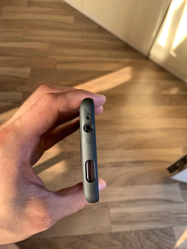 Hàng chính hãng Nillkin, đã check code trên trang chủ, yên tâm khi mua hàng tư tiki, ốp cầm rất êm và bám tay nha mọi người.