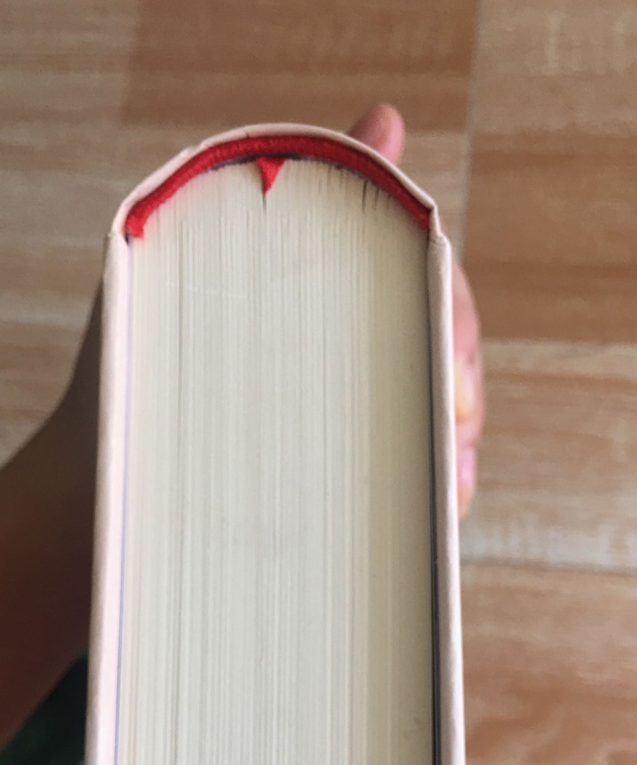 Giao hàng bên tiki nhanh khủng khiếp, mới đặt CN hôm qua mà sáng nay đã giao rồi.
Nhưng mìk k hài lòng ở đây là cách đóng gói, mở ra kiểu như hai quyến sách trơ trọi, k có bọc chống sốc gì cả. Không biết do vận chuyển hay sách bị sẵn mà góc sách bị hư hại, may mà k nhiều, đỡ hơn cuốn Hai số phận Còn phần ở giữa sách nên mong nhà xuất bản cẩn thận trong việc may hết chỉ để không bị hư gãy.