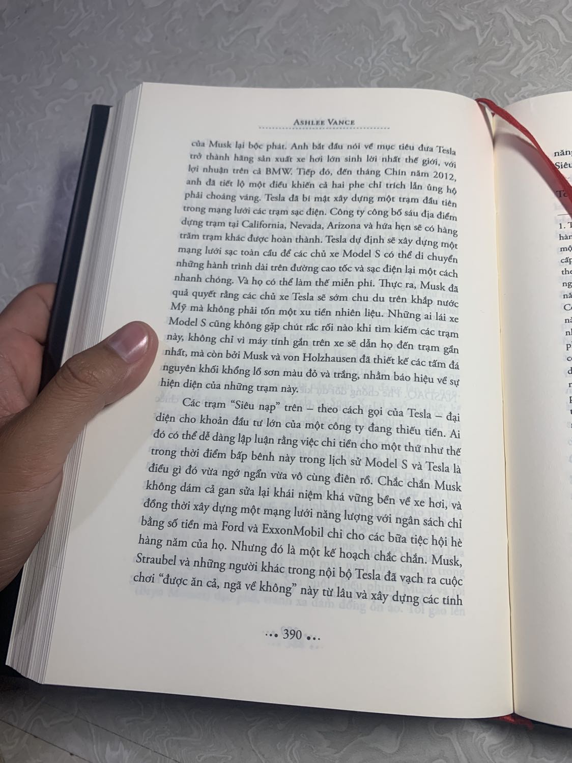 Chất lượng sách rất tốt, bìa cứng, giấy cứng, chữ in rõ nét, xứng đáng đồng tiền, đây là cuốn sách đầu tiên dành ra cả ngày chủ nhật gần 400 trang,Hiểu hơn về những người giầu có thành công trên thế giới, họ thực sự phi thường, nỗ lực, cố gắng, phải chịu được những áp lực mà người thường không làm được, nên mua